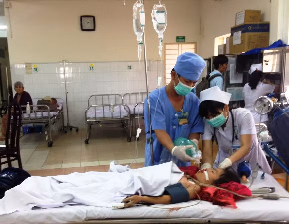 Cháu bé 6 tuổi đã tử vong ít giờ sau đó.