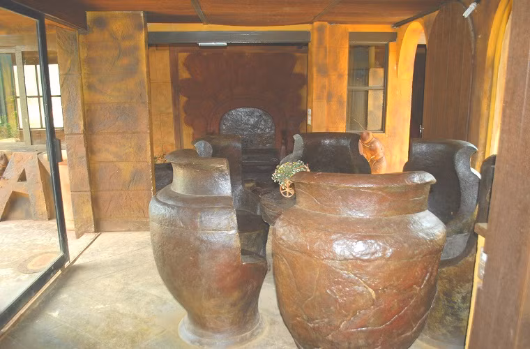 Tất cả nội thất bên trong như bàn, ghế, giường, bồn tắm, bồn rửa tay, lò sưởi, tranh ảnh trên tường… cũng được tạo ra từ nguyên liệu đất đỏ bazan cùng với bột đá và phụ gia.