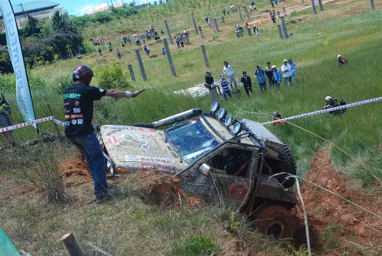 Theo Ban tổ chức, sau 2 ngày thi đấu, không ít đội đua đã phải bỏ cuộc vì sự cố xe đua hư hỏng.