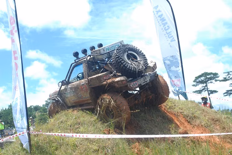 Đáng chú ý, tại chặng đua này có 2 bờ đất thẳng đứng 90 độ, 1 dốc khoảng 70 độ, 1 đầm lầy, 1 gờ đất cao...