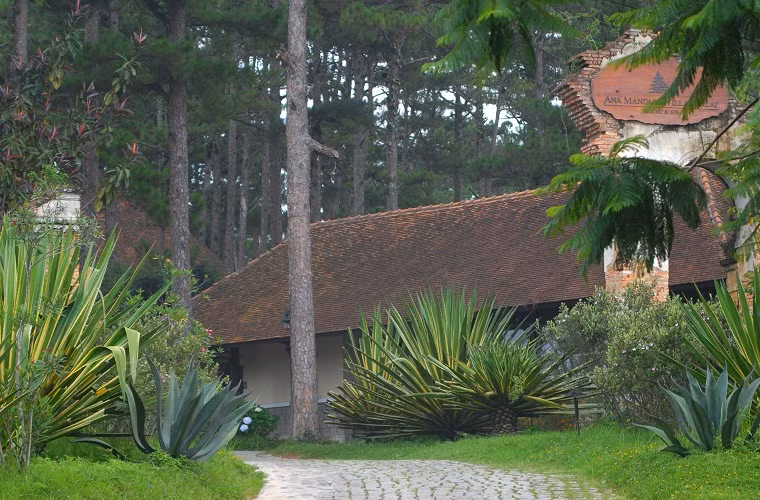 Khu resort Anna Mandara với đặc trưng là những căn biệt thự cổ kính, ẩn mình trong rừng thông cùng cổng ra vào rất hoài cổ. 