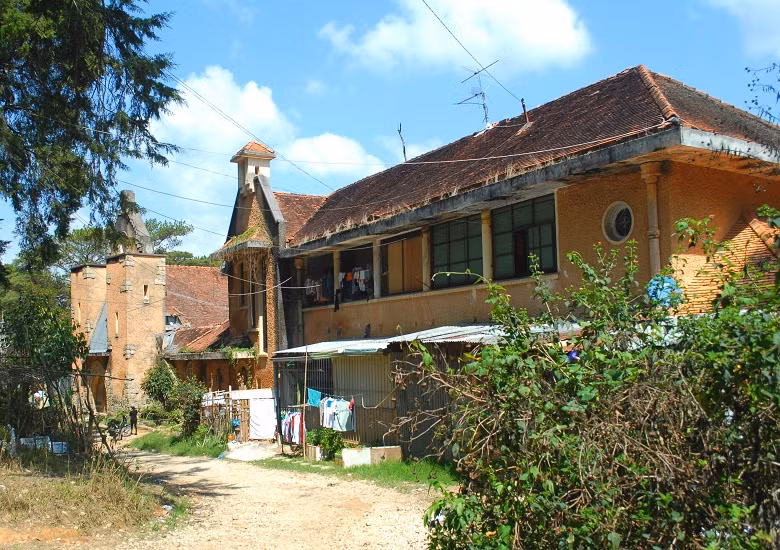 Những căn biệt thự được người Pháp cho xây dựng từ đầu thế kỷ 20 một thời vốn hào hoa, tráng lệ nay trở thành khu "ổ chuột" nhếch nhác.