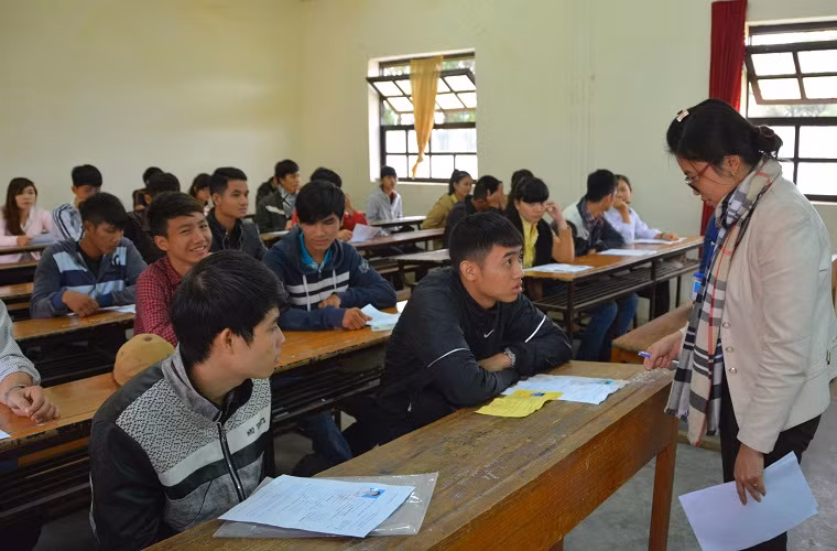 Trong phòng, giám thị cũng chẳng phải mặc áo ấm, choàng khăn để chống chọi với cái lạnh.