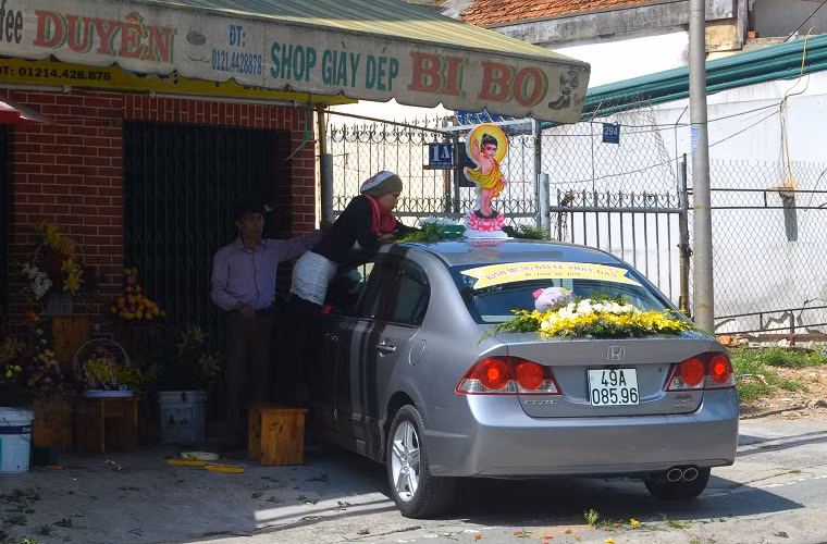 Không ít gia đình cũng tự đem xe hơi đi trang trí để tham gia vào diễu hành xe hoa tối 12/5.