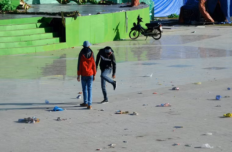  Rác dính vào chân