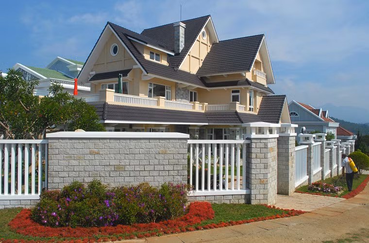 Ở Đà Lạt, chính quyền địa phương đã quy hoạch riêng những vùng chỉ được phép xây dựng biệt thự với khuôn viên lên tới hàng nghìn mét vuông. Tất nhiên, đây là nơi chỉ dành cho những người lắm bạc, nhiều tiền.