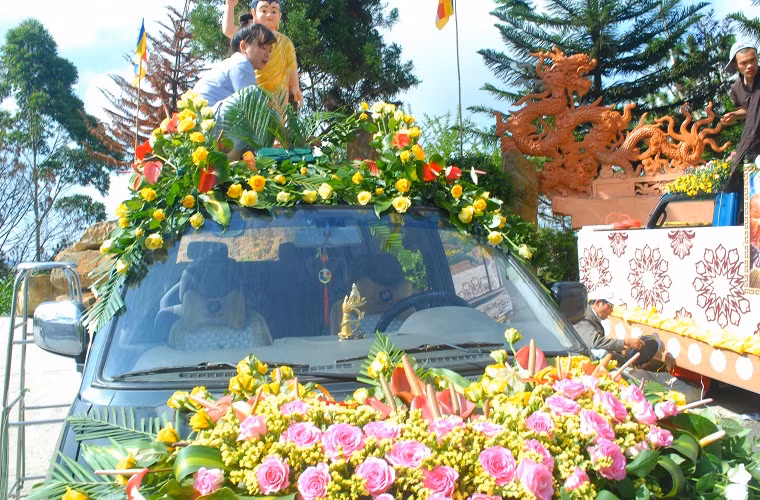 Chùa nào cũng cố gắng trang trí cho xe hoa của mình đẹp nhất, lộng lẫy nhất với hàng chục loại hoa tươi.