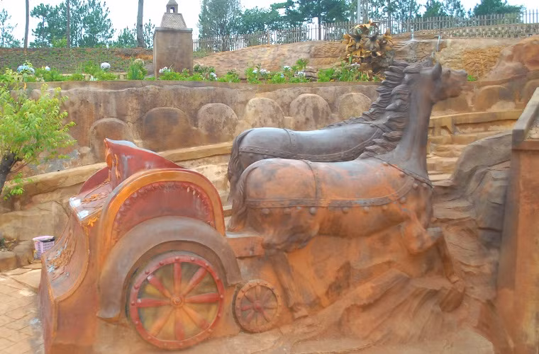 Tuy làm chất liệu hoàn toàn bằng đất nhưng dưới bàn tay khéo léo của những người thợ tài hoa, đường hầm này đã được hóa phép thành một công trình điêu khắc mềm mại, uyển chuyển với cách phối màu hài hòa và nhất là không bị phai nhạt theo thời gian.