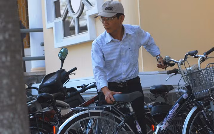 Ông Tạ Ngọc Quý, phó trưởng ban Tổ chức Thành ủy lên UBND TP Hội An đi họp bằng xe đạp