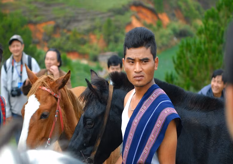 Trước khi vào cuộc đua ngựa khốc liệt, vẻ mặt các kỵ sĩ tỏ vẻ khá căng thẳng...