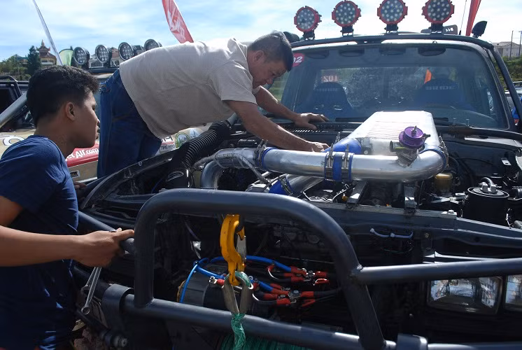 Trước khi lâm trận, tất cả xe đều được Ban tổ chức kiểm tra kỹ lưỡng về mặt kỹ thuật để đảm bảo an toàn trong cuộc đua. 