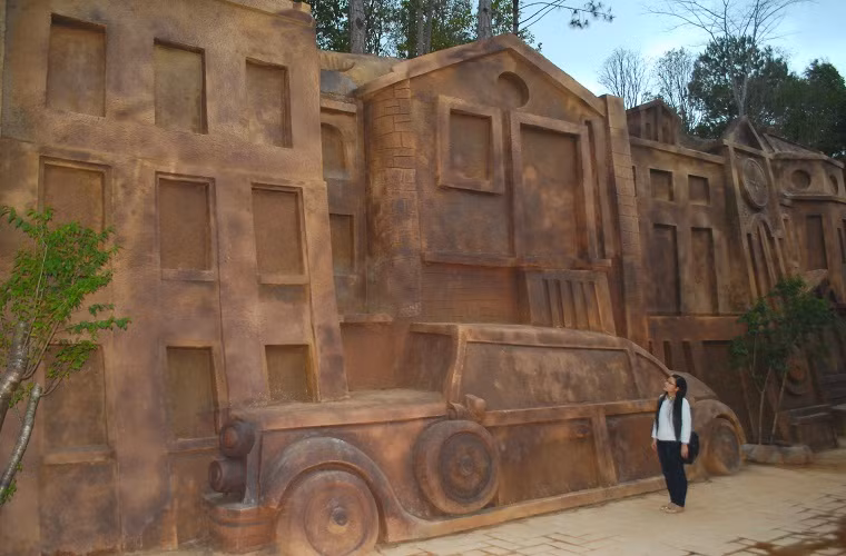 Trong đường hầm này, người ta có thể tìm thấy nhiều kiến trúc điển hình nhất của xứ Đà Lạt.