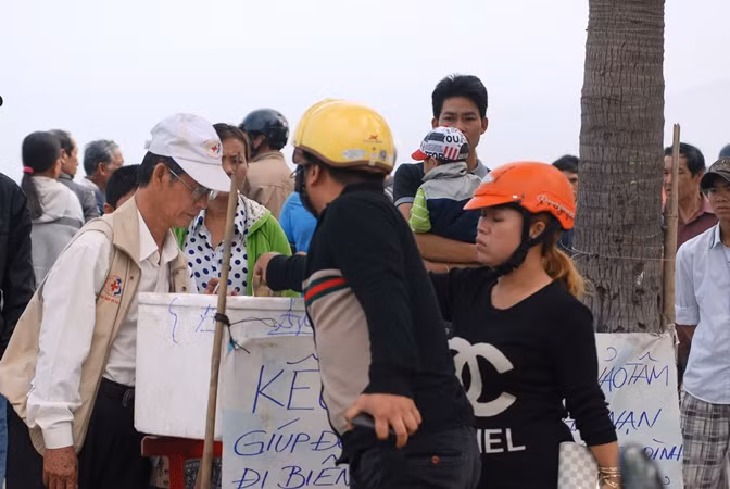 Trước sự kêu gọi của Hội chữ thập đỏ, hàng trăm người đã quyên góp giúp đỡ gia đình nạn nhân