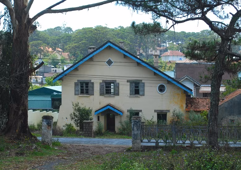 Bà Dương Thanh Thủy, Chủ tịch HĐQT Tập đoàn Trung Thủy khi ấy cho biết, dự án bao gồm 20 biệt thự, theo kiến trúc Pháp; trung tâm điều hành du lịch, khu dịch vụ spa; khu vườn trồng rau, củ, quả, thảo dược để trị bệnh cho người già nhằm thu hút du khách lớn tuổi từ Nhật và các thị trường khác ở châu Á. Tổng mức đầu tư dự án khoảng 20 triệu USD.