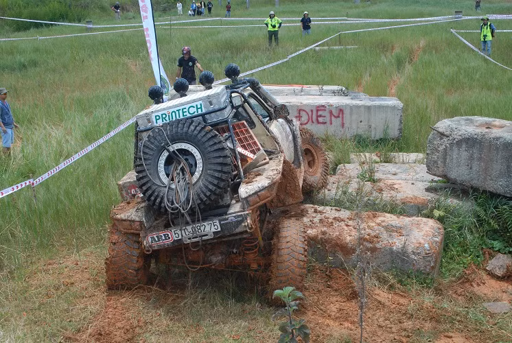 Ngoài ra, các đội đua phải điều khiển xe leo lên 2 đống bê tông, trong đó 1 đống thấp hơn là điều kiện bắt buộc.