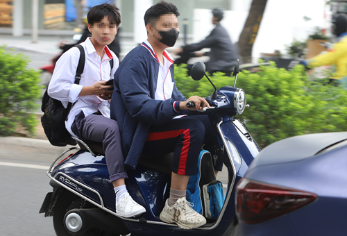 CSGT Ha Noi ra quan, hang chuc hoc sinh sinh vien 'dau tran' lai xe bi xu phat