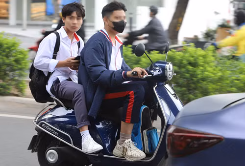 CSGT Ha Noi ra quan, hang chuc hoc sinh sinh vien 'dau tran' lai xe bi xu phat