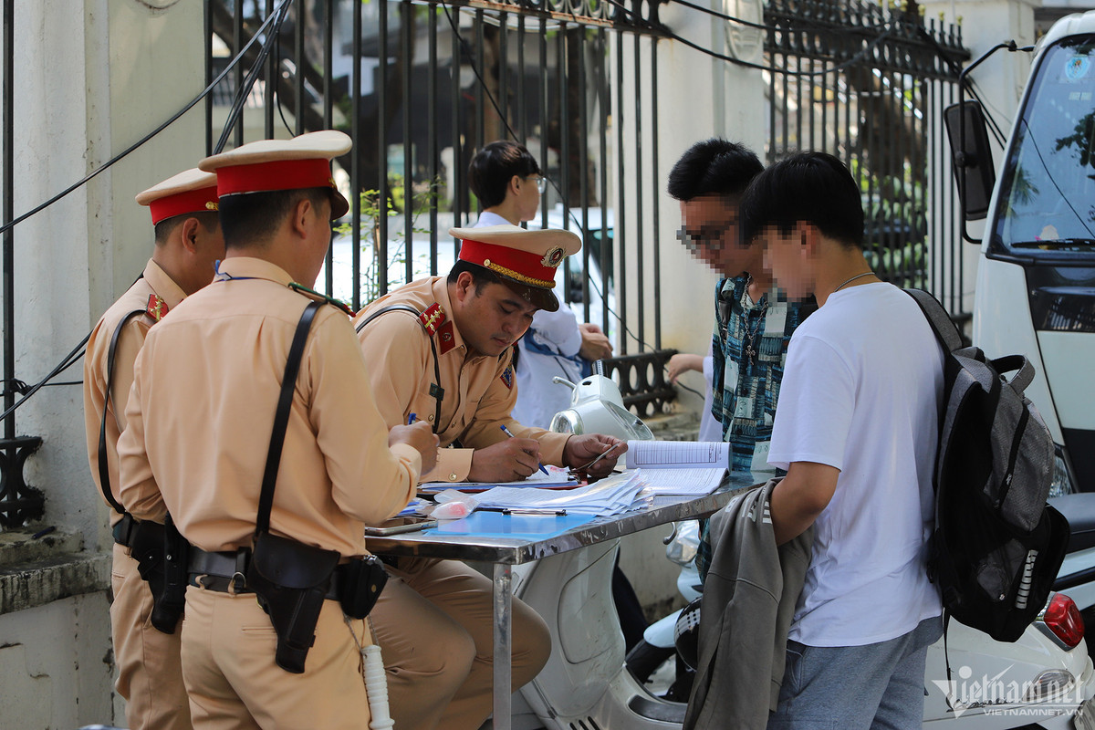 CSGT Ha Noi ra quan, hang chuc hoc sinh sinh vien 'dau tran' lai xe bi xu phat-Hinh-2