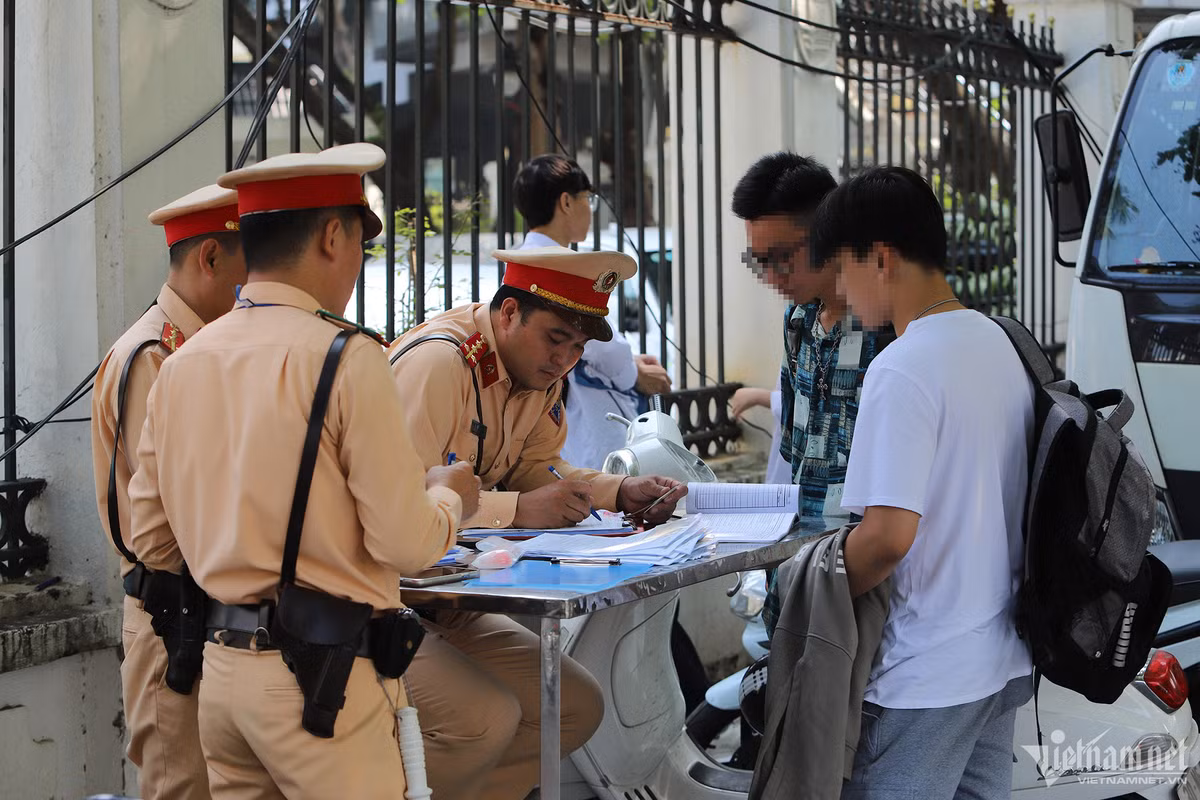 CSGT Ha Noi ra quan, hang chuc hoc sinh sinh vien 'dau tran' lai xe bi xu phat-Hinh-2