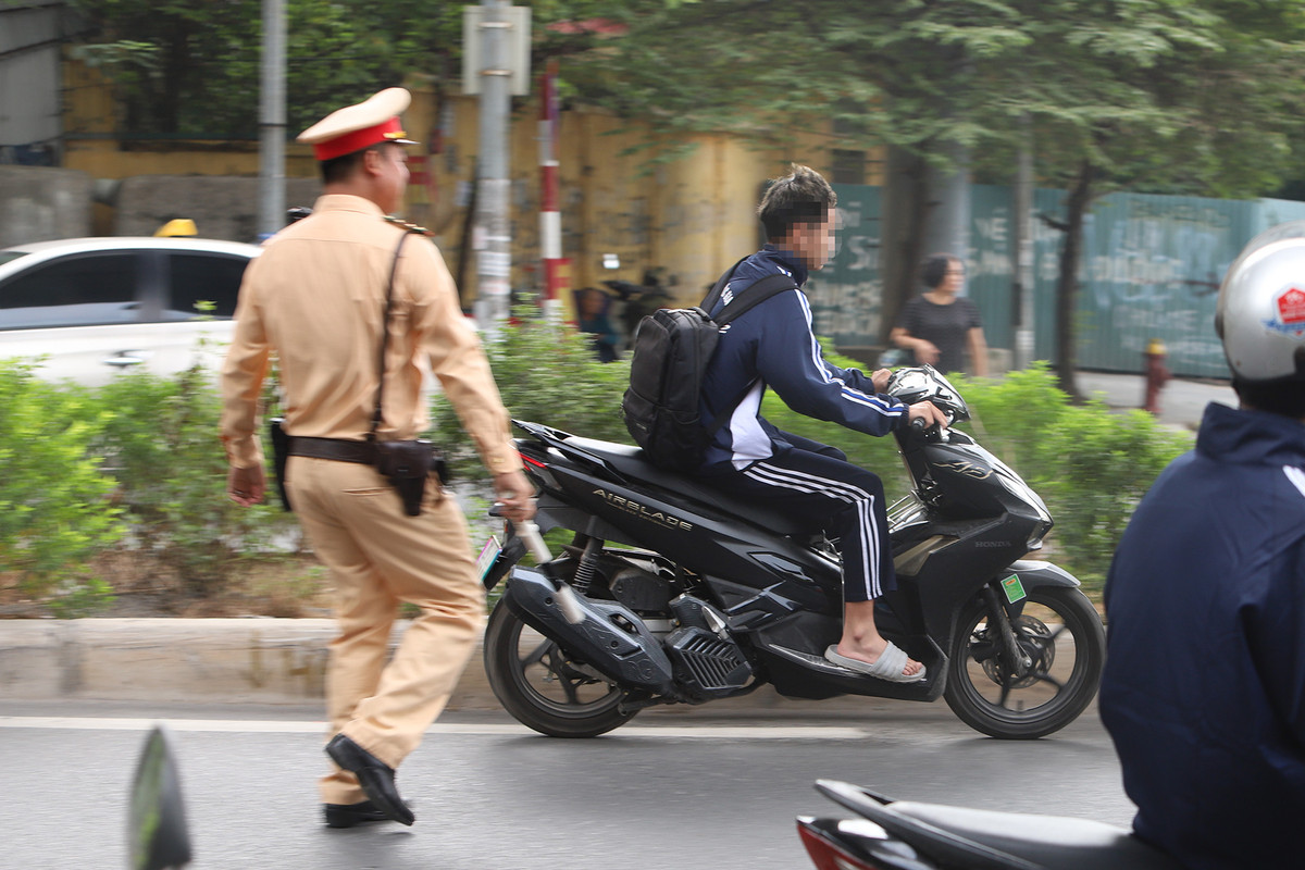 CSGT Ha Noi ra quan, hang chuc hoc sinh sinh vien 'dau tran' lai xe bi xu phat-Hinh-3