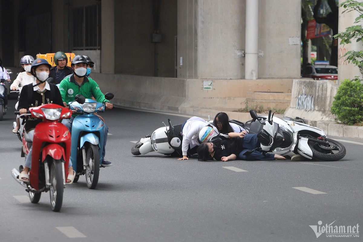 CSGT Ha Noi ra quan, hang chuc hoc sinh sinh vien 'dau tran' lai xe bi xu phat-Hinh-5