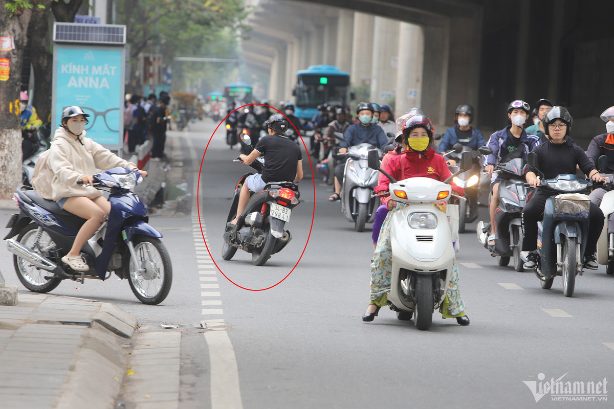 CSGT Ha Noi ra quan, hang chuc hoc sinh sinh vien 'dau tran' lai xe bi xu phat-Hinh-4