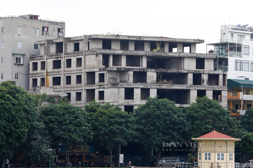 Can canh khu nha o can bo bo hoang bi an o noi thanh Ha Noi