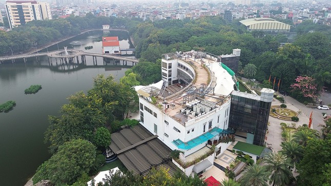 Trong khuôn viên của công viên Tuổi Trẻ có đến 14 hạng mục công trình sai quy hoạch, sai giấy phép đang được tháo dỡ sau hàng chục năm tồn tại, gây bức xúc dư luận.