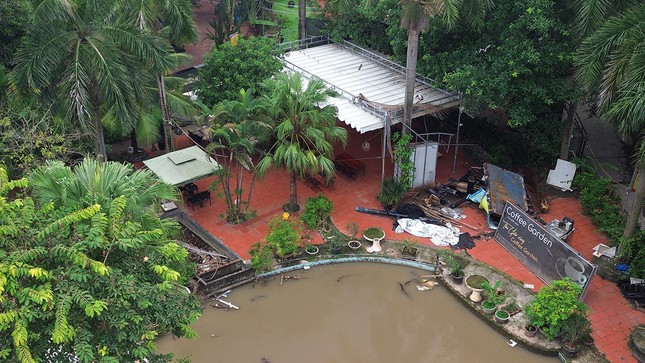 Dù đã được yêu cầu tháo dỡ do sai phạm nhưng khu vực quán cà phê này vẫn đang bán nước giải khát.