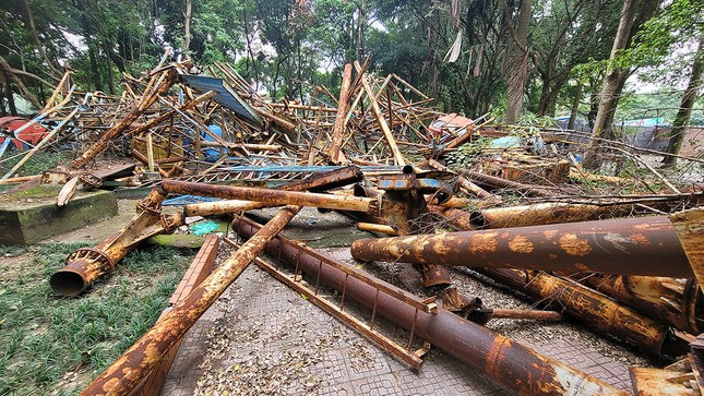 Vòng quay Mặt Trời và khu vui chơi máng trượt được hoàn thành tháo dỡ ngày 23/8, tuy nhiên sau gần 4 tháng, toàn bộ bãi phế liệu này vẫn ngổn ngang chưa được xử lý.