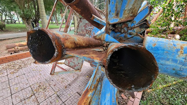 Phóng viên báo Tiền Phong ghi lại cảnh hoang tàn tại công viên Tuổi trẻ vào sáng nay (8/11).