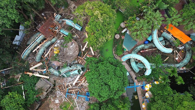 Hàng chục tấn thiết bị được tháo dỡ cách đây hàng tháng nhưng vẫn chưa được di dời trong công viên Tuổi Trẻ.