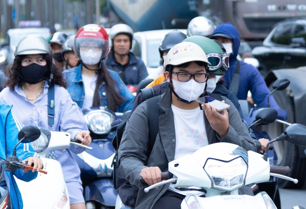 Gió mùa tràn về kèm theo mưa nhẹ khiến nhiệt độ thấp nhất của Hà Nội trong ngày chỉ còn khoảng 21-23 độ.