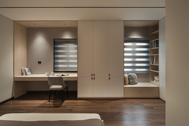 Tầng 2 được bố trí 2 phòng ngủ chính của bố mẹ và 2 con trai. 2 phòng đều được kết nối với không gian khách bếp ăn phía dưới bởi 2 cửa sổ lửng.