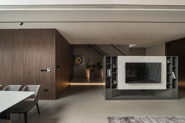 Tầng 1 được bố trí phòng ngủ cho bà sử dụng, được KTS nhập khối với hệ cửa ẩn dấu khuôn giúp không gian trở nên gọn gàng về mảng và khối tách biệt rõ rệt.