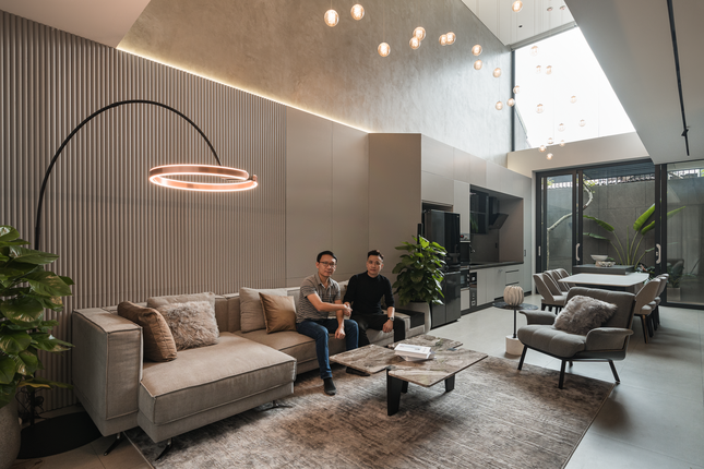 Nội thất trong TeiZen House được thiết kế theo phong cách hiện đại và cá tính. Tông màu ghi trầm của nội thất kết hợp diện tường thông tầng và diện tường cầu thang được sơn hiệu ứng xi măng xuyệt tông. Không chỉ dừng lại ở tính thẩm mỹ, TeiZen House còn được thiết kế với sự tiện nghi và đa chức năng.