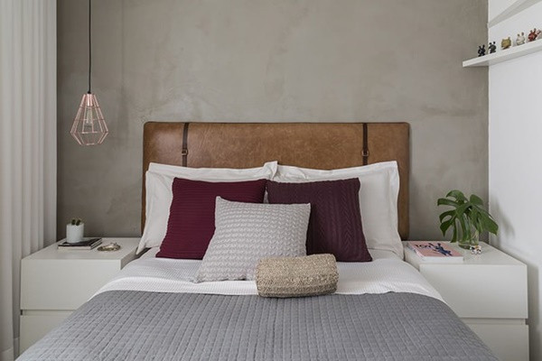 Phòng ngủ trong căn hộ khá nhỏ, và trên thực tế nó cũng chỉ dành không gian cho một chiếc giường đôi và 2 chiếc kệ đầu giường. Còn lại là vài hệ kệ được thiết kế ốp tường nhằm thỏa mãn nhu cầu lưu trữ bộ sưu tầm nho nhỏ của gia chủ.