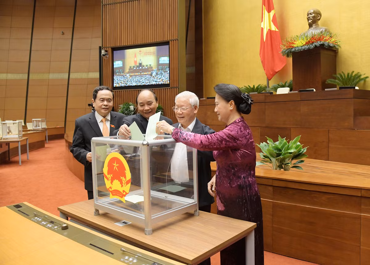 Đầu giờ chiều,Ủy ban Thường vụ Quốc hội báo cáo Quốc hội kết quả thảo luận tại đoàn và giải trình, tiếp thu ý kiến của ĐBQH về việc miễn nhiệm Chủ tịch nước. Sau đó, Quốc hội tiến hành bỏ phiếu kín việc miễn nhiệm này.