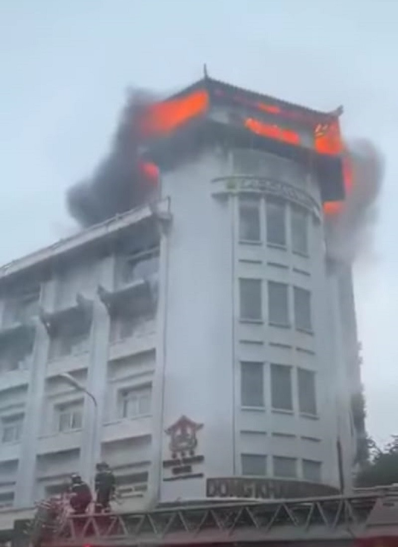 Nhieu nguoi thao chay khi khach san Dong Khanh phat hoa