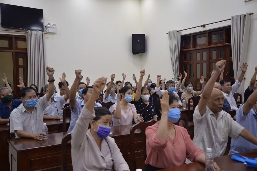 Cử tri phường 2, quận Tân Bình biểu quyết tại hội nghị