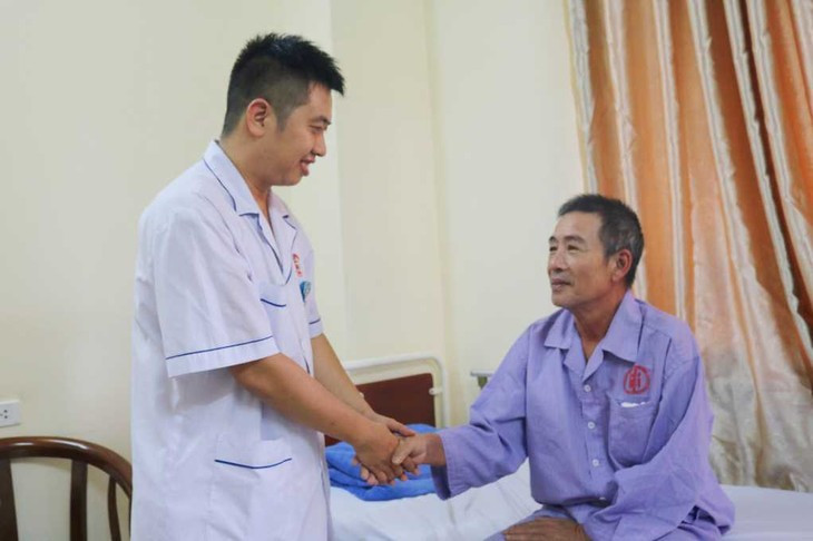 Ông Vũ Đức Nghìn hồi phục sức khỏe nhờ các bác sĩ cấp cứu kịp thời tại Bệnh viện Việt Nam - Thụy Điển Uông Bí.