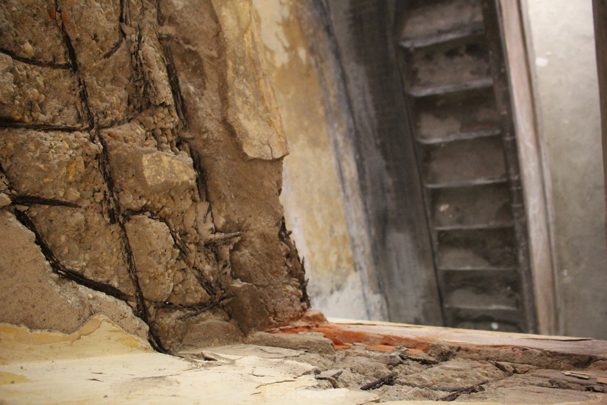 Ben trong khu tap the 'cho sap' giua Thu do-Hinh-13