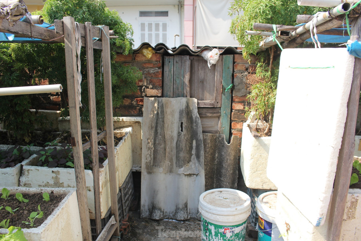 Ben trong khu tap the 'cho sap' giua Thu do-Hinh-21