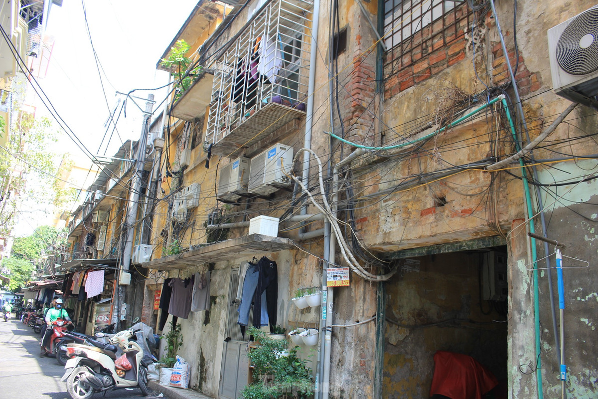 Ben trong khu tap the 'cho sap' giua Thu do-Hinh-5