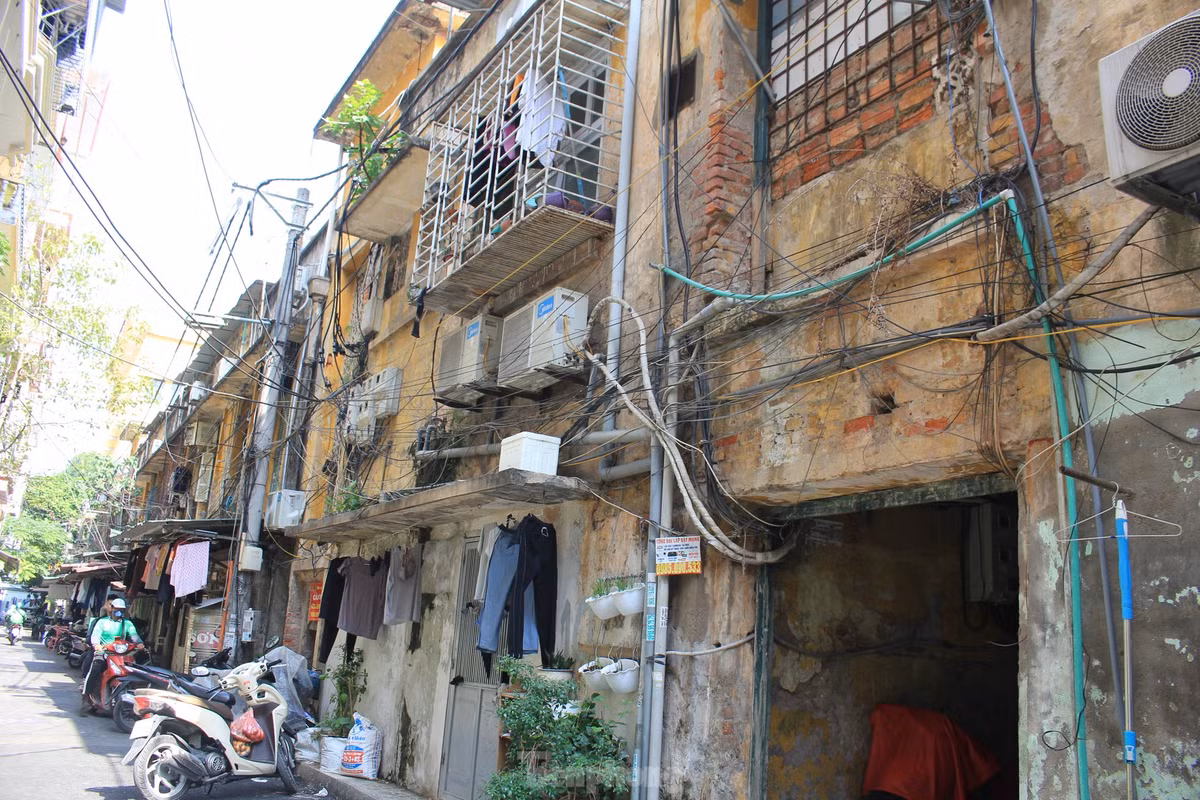 Ben trong khu tap the 'cho sap' giua Thu do-Hinh-5