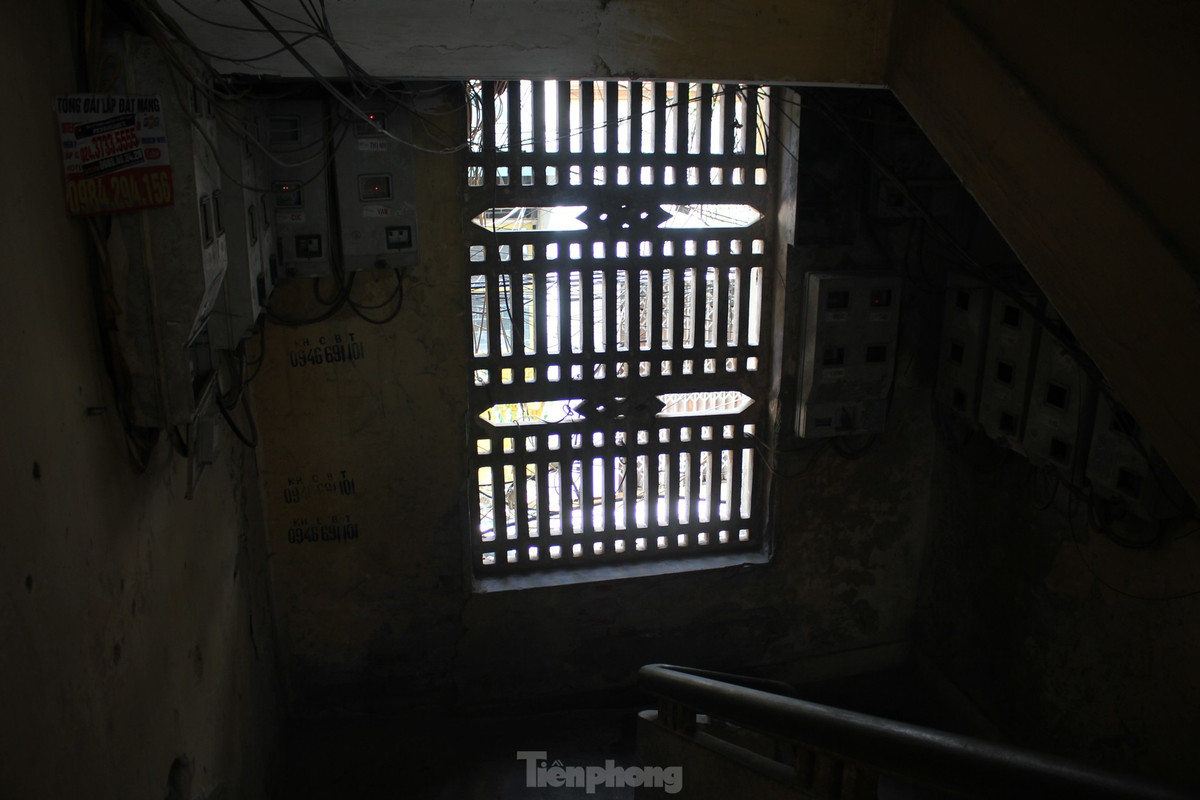 Ben trong khu tap the 'cho sap' giua Thu do-Hinh-31