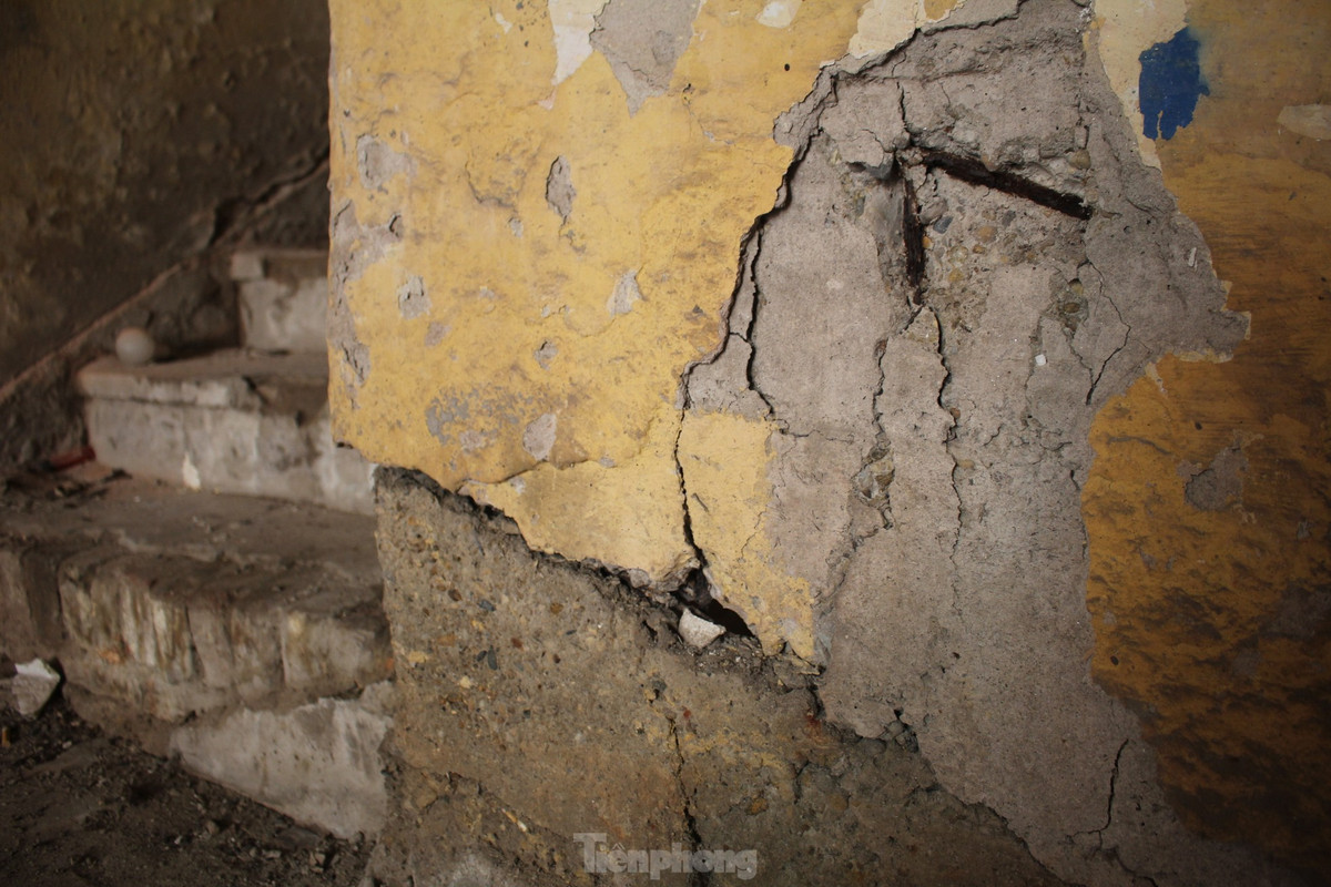 Ben trong khu tap the 'cho sap' giua Thu do-Hinh-8