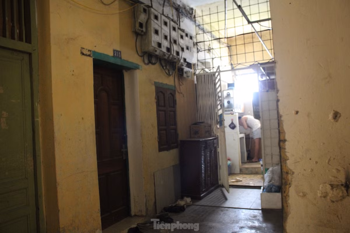 Ben trong khu tap the 'cho sap' giua Thu do-Hinh-3