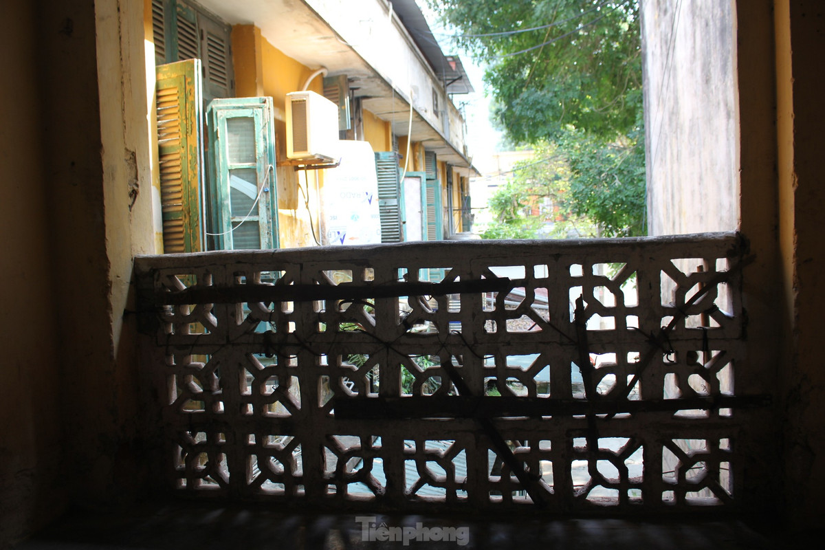 Ben trong khu tap the 'cho sap' giua Thu do-Hinh-36