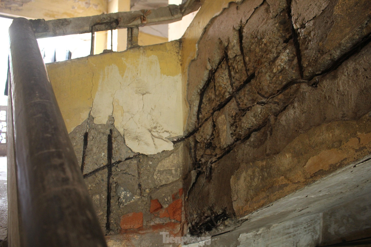 Ben trong khu tap the 'cho sap' giua Thu do-Hinh-18